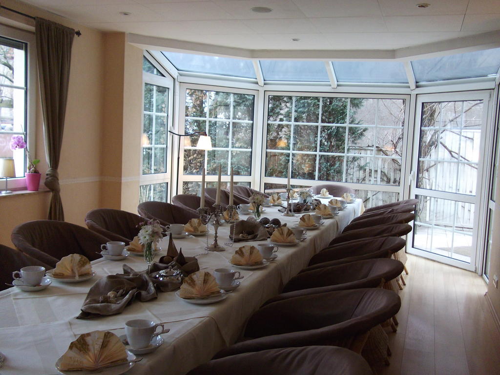 Pension & Cafe Am Kraehenberg Halle  Exteriör bild