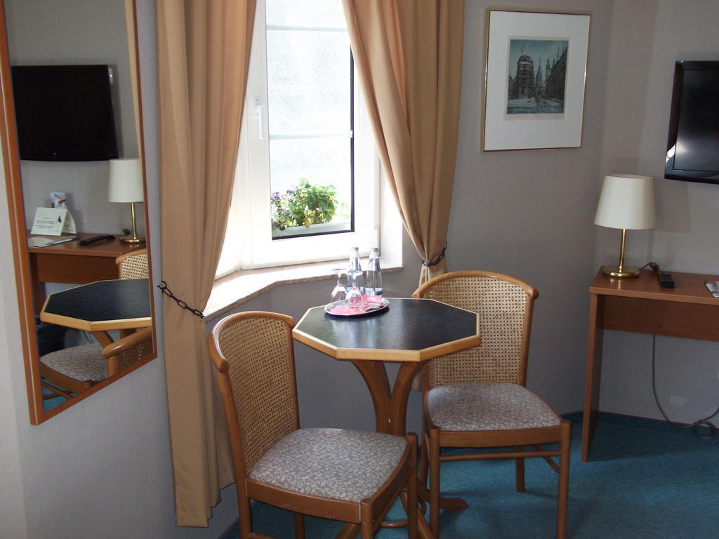Pension & Cafe Am Kraehenberg Halle  Rum bild