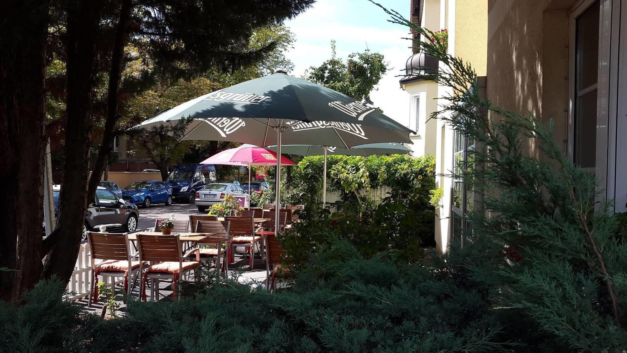 Pension & Cafe Am Kraehenberg Halle  Exteriör bild